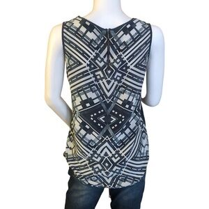 VIDA Medium Abstract Blue White‎ Sleeveless
Blouse 100% Silk Classy Quiet Luxury